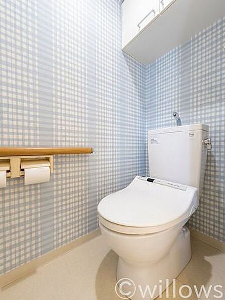 いつまでも清潔な空間であってほしい水回りは、目に留まるだけではなく、汚れをふき取り易いフロアと壁紙に。お気に入りの絵画を飾ったり、小さなお部屋でも工夫次第で素敵な空間に。