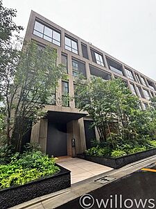外観:街に溶け合う美しい景観を生みだしているにも関わらず、採光や風通しを考えて設計された間取り。近隣との視線を考え、街全体で調整される窓位置。住まうご家族の心地よさを最優先しました。 外観:街に溶け合う美しい景観を生みだしているにも関わらず、採光や風通しを考えて設計された間取り。近隣との視線を考え、街全体で調整される窓位置。住まうご家族の心地よさを最優先しました。