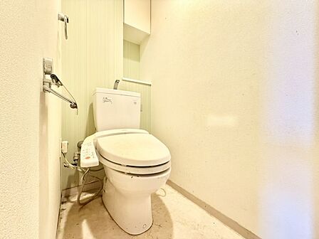 棚のあるトイレは掃除用品やトイレ備品を隠しておけるのでありがたいですね。