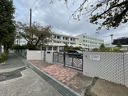 一柳中学校まで 1900m 徒歩約24分●(教育目標)知・徳・体 の調和のとれた人間形成を教育目標とし自ら問題を解決しようとする生徒の育成を目指しているそうです。