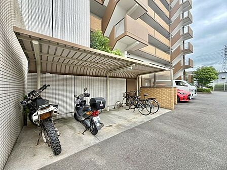 屋根付きの駐輪場。天候の悪い日も慌てず乗り降りできますね。