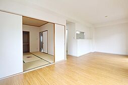 JR横浜線 十日市場駅 バス8分 霧が丘公園前下車 徒歩3分の賃貸マンション 1階3LDKのリビング/ダイニング