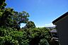 周辺：2階バルコニーからの眺望です。緑豊かな景色を楽しむことが出来ます。