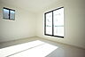 寝室：主寝室としてお使いいただけそうなこちらのお部屋は、日当たりが良く、爽やかな風を感じて起きる朝は、快適生活の始まりに。
