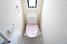 室内：1階2階の2ヶ所にトイレがありますので、忙しい朝にも家族に気を使わず、ゆとりが生まれますね＾＾ 小窓付きで換気する時に便利です＾＾