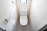 室内：1階2階の2ヶ所にトイレがありますので、忙しい朝にも家族に気を使わず、ゆとりが生まれますね＾＾ 小窓付きで換気する時に便利です＾＾