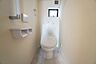 室内：温水洗浄機付トイレです。節水機能もあるので、安心して使えますね。もちろん、1階2階の2ヶ所にトイレがあるので、忙しい朝にもゆとりができますね。