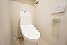 室内：壁リモコンタイプのウォシュレット付きトイレです。すっきりした見た目で、トイレ奥の掃除もしやすいです＾＾