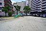 その他：敷地内に公園があります。 水筒やおむつなどを準備して出かける手間がなく、「隙間時間に少しだけ遊ばせる」ことができます。急なトイレや天候不良時もすぐに帰宅できるので安心ですね＾＾ 