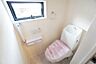 室内：温水洗浄機付トイレです。節水機能もあるので、安心して使えますね。もちろん、1階2階の2ヶ所にトイレがあるので、忙しい朝にもゆとりができますね。