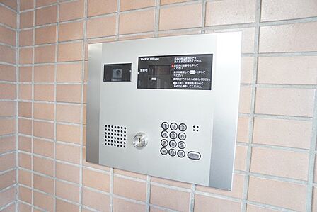 エントランスはオートロックを採用^^ 来訪者を確認できる安心のセキュリティ仕様で、お子さん1人での留守番時にも活躍しそうです^^