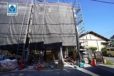 外観：スーパーやコンビニなども近く周辺環境充実。快適でゆとりのある生活空間で新生活を始めましょう^^