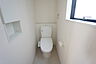 室内：1階2階の2ヶ所にトイレがありますので、忙しい朝にも家族に気を使わず、ゆとりが生まれますね＾＾ 小窓付きで換気する時に便利です＾＾