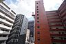 周辺：上空が大きく開けているため、青空がしっかりと見えます。建物間の隙間や上部から自然光が差し込みます＾＾