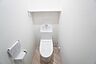 室内：清潔感のある使い勝手の良いトイレで、毎日気持ちよくお使いいただけます。温水洗浄便座付きで、季節を問わず快適にご利用いただけます＾＾