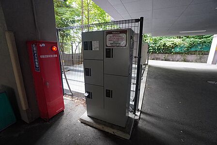 不在時でも荷物が受け取れる宅配ボックス完備。共働きの家庭や外出の多い方に便利。お子様の留守番中も安心ですね＾＾