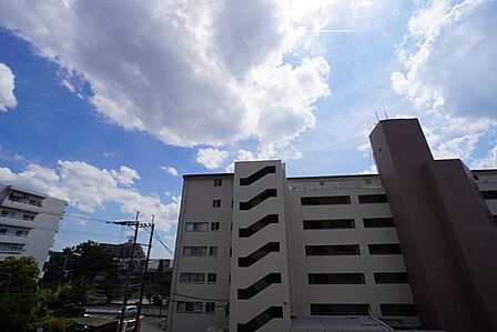 目の前に日差しを遮る建物がないので、日当たり&風通し良好です^^心地よい自然の光や風を感じることができ、ほどよく開放感のある空間がつくれます。