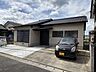 外観：外壁塗装済み　駐車3台可（車種組み合わせによります）
