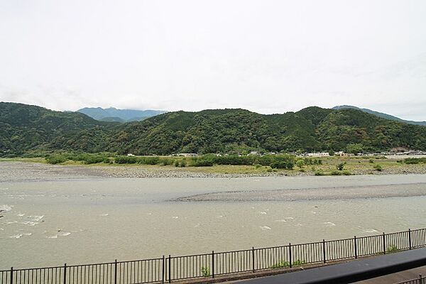 画像13:窓の外には富士川が見える自然豊かな環境です。