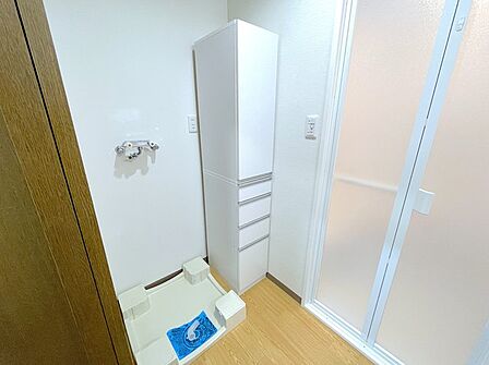 毎日の暮らしに配慮した、すっきりと整った清潔感のある水回りスペース。室内洗濯機置き場を設けており、天候を気にせず家事が行える快適な動線が、日々の生活を穏やかにサポートしてくれます