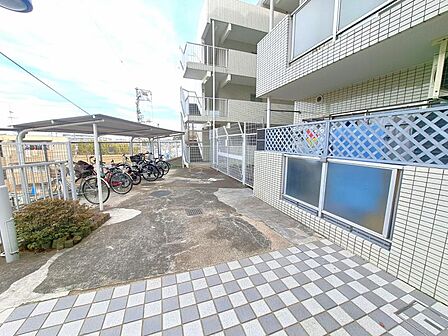 屋根がついた駐輪場、自転車も濡れにくいです。