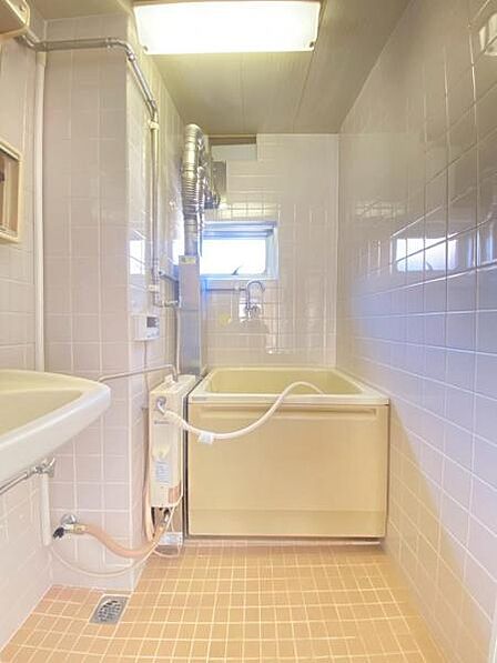 一日の疲れを癒し、快適に過ごして頂くためにゆったりサイズのバスタブを用意しました。
