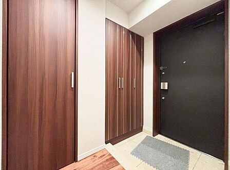 雑多な玄関ではなくスッキリ空間としてお家の顔になるよう設計いたしました。