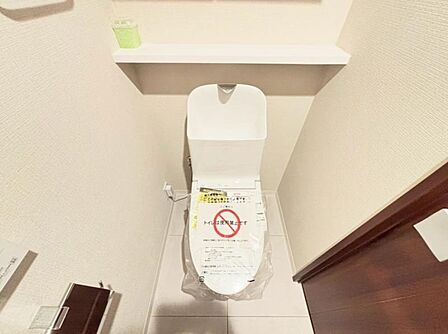 ウォシュレット付き清潔感の溢れるトイレです。落ち着いた空間で安らぎのひとときをお過ごし頂けます。