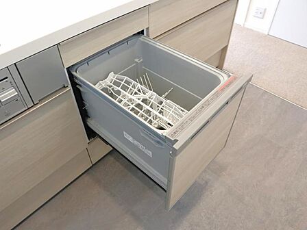 食器洗浄乾燥機　食器の後片付けに便利な食器洗浄乾燥機を標準装備。ビルトインタイプなので見た目もスッキリ、特に共働き世帯のご家族には必須品です。