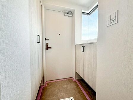 雑多な玄関ではなくスッキリ空間としてお家の顔になるよう設計いたしました。