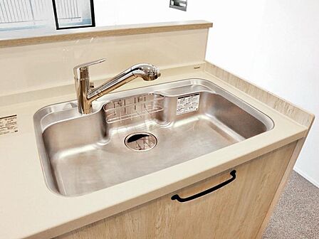浄水器付きキッチン水栓 キッチンの水栓には、浄水器を標準装備。水道水をそのまま飲むことができ、お米などをおいしく炊くことも可能です。