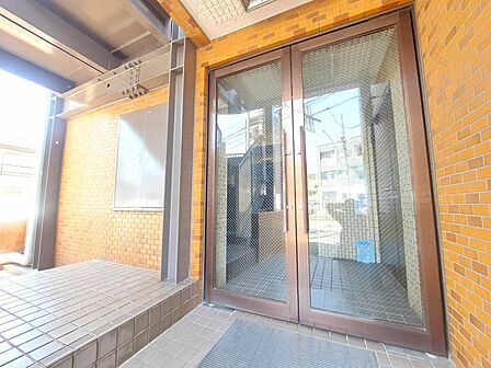 居住者の帰り、訪れる方を優しく迎えてくれるエントランスです。（2026.5.15撮影）