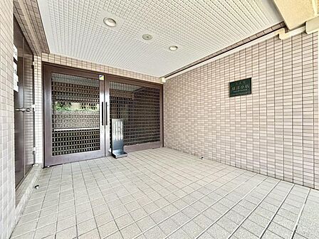 居住者の帰り、訪れる方を優しく迎えてくれるエントランスです。