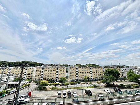 この街ならではの美しい風景と、ここから紡がれる物語が始まります。