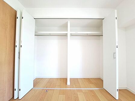 大きなクローゼット。お子様のオモチャはもちろん、パパのスーツやママのバッグまでたっぷり収納できそうですね。