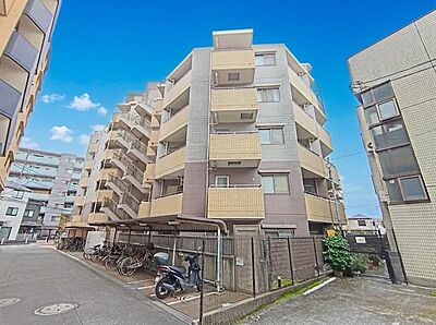 外観:窓からたっぷりと陽光が注がれる明るい住まい。 外観:窓からたっぷりと陽光が注がれる明るい住まい。