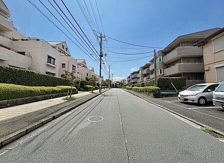 前面道路は車通りの少ない道です。小さなお子様も安心してお過ごしいただけます。