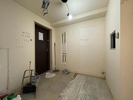 上質感漂う玄関と廊下。居住者の帰り、訪れる方を優しく迎える・安らぎに満ちた生活空間