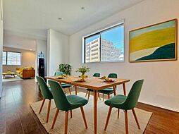 利便性に優れ穏やかな街並みに佇む築浅住戸 4LDKのリビング/ダイニング