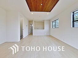 〜折り上げ天井の開放的な空間広がるリビング〜