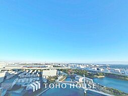 「東京ゲートブリッジ・辰巳運河を望む眺望」穏やかな街並みを一望しながら、爽やかな風と柔らかく降り注ぐ陽光を感じて頂けます。心地良い開放感が暮らしにゆとりと充足感をもたらします。