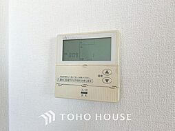 床暖房を設けられたリビングには、陽射しとともに、少しづつ装いを変える街の景観を眺めながら寛ぎの時間をお楽しみ頂けます。空気を汚さずに、優しく室内を快適な温度に保ちます