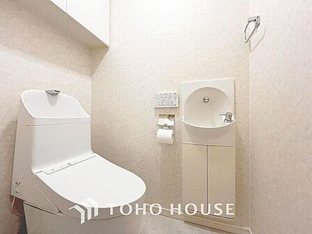 「温水洗浄便座付きトイレ」トイレは快適な温水洗浄便座付です。清潔感のあるホワイトで統一しました。いつも清潔な空間であって頂けるよう配慮された造りです。