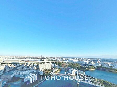 「東京ゲートブリッジ・辰巳運河を望む眺望」穏やかな街並みを一望しながら、爽やかな風と柔らかく降り注ぐ陽光を感じて頂けます。心地良い開放感が暮らしにゆとりと充足感をもたらします。