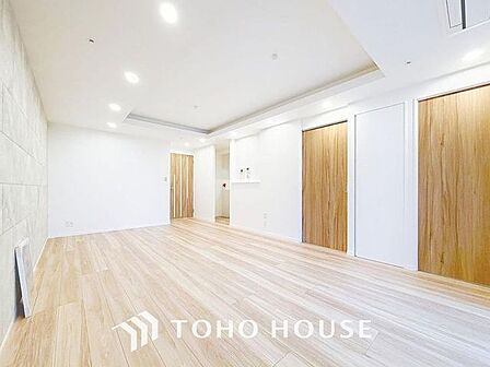「ナチュラルテイスト×ダウンライト」天井に埋込タイプのダウンライトは、室内を広く感じさせ、お部屋を柔らかく照らし、上品な雰囲気を造ります。