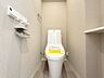 トイレ：「ウォシュレット機能付きトイレ」白を基調とした清潔感あるトイレです。自分好みの収納ボックスなどを取り入れ、素敵にコーディネートできます。