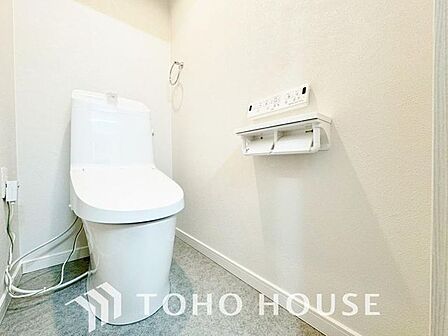 「リフォーム済・トイレ」トイレは快適な温水洗浄便座付です。清潔感のあるホワイトで統一しました。いつも清潔な空間であって頂けるよう配慮された造りです。