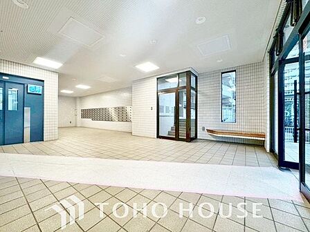 「エントランス」マンションのエントランスなど共有部分は、清掃が行き届いており、キレイな状態です。管理体制がしっかりしているからこそ。