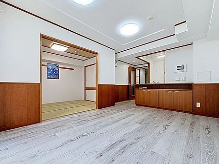 「ダイニング」ホワイトクロス×濃いカラーのフローリングをコーディネートした室内。シンプルな室内デザインなので、よりインテリアが映えます。