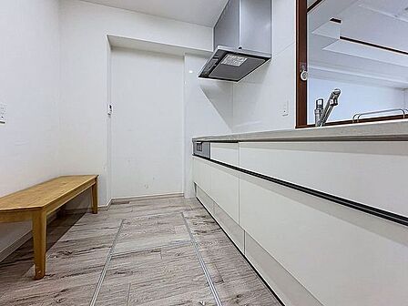 「オープンキッチン」お部屋の雰囲気に溶け込む、インテリアの一部のようなオープンキッチンです。リビングにいるご家族とのおしゃべりを楽しみながらの作業が可能です。